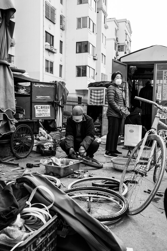 Werkzeug und Ersatzteile fuer die Fahrradreparatur